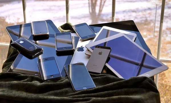 benefits of limiting screen time Middle Class Dad big pile of old cell phones and tablets