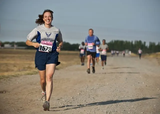 health-benefits-of-long-distance-running-marathon-woman-middle-class-dad