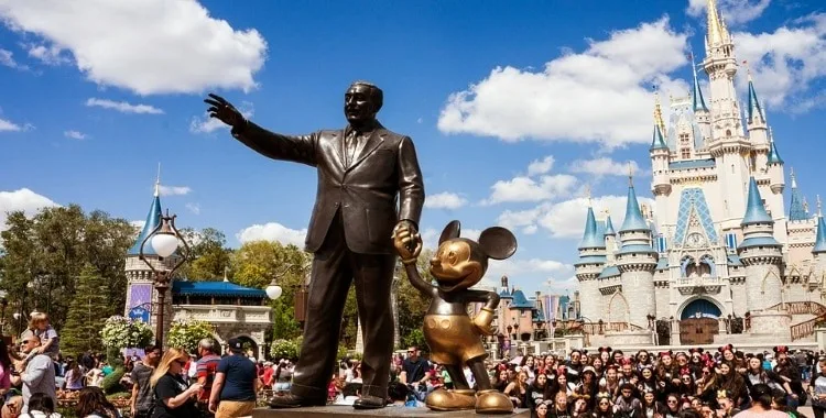 which Disney park is biggest? Middle Class Dad statue of Walt Disney and Mickey in front of Cinderella's castle at Walt Disney World